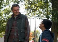 3satThementag: Happy Birthday, USA: The Marksman - Der Scharfschütze – Jim (Liam Neeson, l.) und Miguel (Jacob Perez, r.) verabschieden sich am Ziel ihrer Reise, in Chicago. Von dort geht es für Jim alleine weiter.