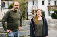 Hubert ohne Staller – Yazid (Hannes Ringlstetter, l.) und die Pflegerin Martina Stremml (Anna März, r.) sind beeindruckt von Riedls Heldentat.