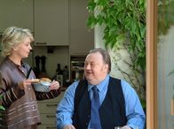 Der Dicke – Gregor Ehrenberg (Dieter Pfaff, r.) genießt das neue "Familienleben" mit seiner Ex-Frau Christina (Gisela Schneeberger, l.).