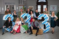 Die Rosenheim-Cops – Grund zum Feiern hat das Ensemble der beliebten ZDF-Serie "Die Rosenheim-Cops" anlässlich der 333. Folge  (v.l.n.r.): Dieter Fischer, Max Müller, Ursula Maria Burkhart, Karin Thaler, Joseph Hannesschläger, Sarah Thonig, Michael A. Grimm, Marisa Burger, Igor Jeftic, Christian K. Schaeffer, Alexander Duda und Diana Staehly.