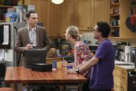 The Big Bang Theory – Penny (Kaley Cuoco, M.) und Leonard (Johnny Galecki, r.) verfolgen gespannt Sheldons (Jim Parsons) Interview mit Adam Nimoy, was aber nicht an dem Wissen über Star Trek liegt, das er von sich gibt, sondern an einem rührenden Geheimnis, das er offenbart ...