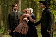 Outlander – Outlander Staffel 5 Folge 11 Ein schmerzhafter Abschied: Richard Rankin als Roger Wakefield, Sophie Skelton als Brianna Randall Fraser, Lauren Lyle als Marsali, César Domboy als Fergus
