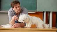 Der Lehrer – Stefan Vollmer (Hendrik Duryn) Drogen-Demonstration mit Fluffi zeigt seine Wirkung, denn er erfährt, dass an der Schule gedealt wird.