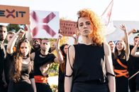 Charité – ARD CHARITÉ sechsteilige Serie im Rahmen des ARD Thementages "Die Medizin von morgen", IV. Staffel, Folge 115 Uhr im Ersten und ab (05.04.24) in der ARD Mediathek. Demonstrantin Mine (Inês Heredia) zusammen mit den Protestler:innen am Eingang der Charité.