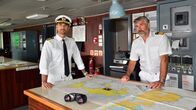 Das Traumschiff – Das Traumschiff fährt nach Kapstadt: Kapitän Max Parger (Florian Silbereisen, l.) und Staff-Kapitän Martin Grimm (Daniel Morgenroth, r.) nehmen Kurs auf Südafrika.