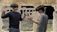 Verborgene Städte – Michael Scott und Matthew Shaw unternehmen eine virtuelle Rundtour durch die Karyatidenhalle auf der Akropolis.