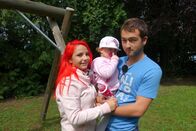 Teenager werden Mütter – Alles andere als harmonisch: Auch in der Beziehung von Jasmin (l.) und Dominik (r.) geht es drunter und drüber. Wird ihre Jungfamilie ihre Krise überstehen, sodass Baby Stefanie (M.) mit beiden Elternteilen aufwachsen kann?