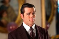 Murdoch Mysteries – Detective Murdoch (Yannick Bisson) stellt der Beaton Familie Fragen.