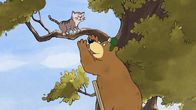 Unser Sandmännchen – Dr. Brumm will einer Katze vom Baum herunterhelfen und steigt auf einer Leiter zu ihr hoch.