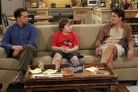 Two and a Half Men – Ein Gespräch unter Männern: Charlie (Charlie Sheen, r.), Jake (Angus T. Jones, M.) und Alan (Jon Cryer, l.) ...