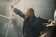 Black Sails – Flint (Toby Stephens) und seine Crew segeln zum Angriff auf Nassau. Sie fahren jedoch direkt in eine von Rogers' initiierte Falle ...