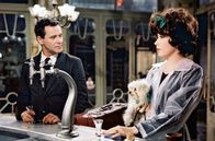 Das Mädchen Irma La Douce – Nachdem er fristlos entlassen wurde, lernt Nestor Patou (Jack Lemmon) im Bistro von Moustache das Straßenmädchen Irma La Douce (Shirley MacLaine) kennen.