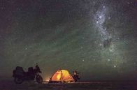 Somewhere else together – Das einsame Zelt der Reisenden auf der Salzebene in Bolivien mit einem faszinierenden, sternenübersäten Nachthimmel.