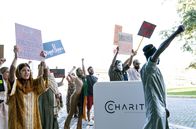 Charité – ARD CHARITÉ sechsteilige Serie im Rahmen des ARD Thementages "Die Medizin von morgen", IV. Staffel, Folge 115 Uhr im Ersten und ab (05.04.24) in der ARD Mediathek. Die Protestler:innen demonstrieren am Eingang der Charité gegen die Gesundheitsreform.