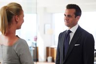 Suits – Die Zusammenarbeit an einem Fall bringt Harvey (Gabriel Macht) und Samantha (Katherine Heigl) enger zusammen – und ihre Beziehung vertieft sich auf persönlicher Ebene.