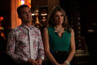 The Royals – Während Cyrus (Jake Maskall, l.) seine neu gestaltete Monarchie präsentiert, schmiedet Helena (Elizabeth Hurley, r.) Pläne, um selbst das Zepter in die Hand nehmen zu können ...
