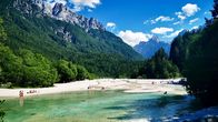 Länder-Menschen-Abenteuer: Slowenien - Zwischen Alpen und Adria – Slowenien – Zwischen Alpen und Adria Überall im Land gibt es Flüsse, Bäche, Quellen, Thermalbäder – alle mit Trinkwasserqualität. Copyright: SRF/NDR/MFG-Film/Till Lehmann