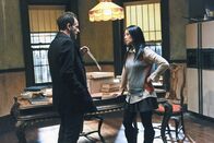 Elementary – Während der Ermittlungen in einem neuen Fall, plagen Joan Watson (Lucy Liu, r.) Zweifel, ob sie Sherlock Holmes (Jonny Lee Miller, l.) verlassen kann, um einen neuen Klienten zu übernehmen ...