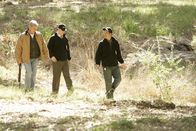 Navy CIS – Im Shenandoah National Park wird die von einem Bären angefressene Leiche eines Petty Officers gefunden. Gibbs (Mark Harmon, l.), McGee (Sean Murray, M.) und DiNozzo (Michael Weatherly, r.) werden dazu geholt, um den Fall zu lösen ...