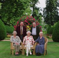 Inspector Barnaby – Sie leben in der teuren Seniorenresidenz Lawnside: Madge Fielding (Georgine Anderson, l.), Arthur Prewitt (Geoffrey Bayldon, 2.v.l.), Alice Bly (Phyllis Calvert, M.), William Smithers (Nigel Davenport, 2.v.r.) und Celia Armstrong (Gudrun Ure, r.).