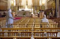 Juliette im Bade – Paul (Jean-François Balmer, li.) ist überrascht, als ihn der Filmemacher Valentin (Nicolas Bridet, re.) für ein Gespräch unter vier Augen in eine Kirche lockt.
