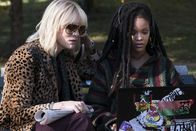 Ocean's 8 – Lou (Cate Blanchett, l.) und Nine Ball (Rihanna, r.) verschaffen sich Zugang zu den Überwachungskameras des Metropolitan Museum.