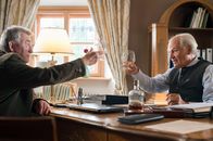 Die Bergretter – In dieser schweren Stunde ist Franz Marthaler (Heinz Marecek, l.) für seinen alten Freund Peter Herbrechter (Michael König, r.) da. Die beiden gönnen sich nochmal einen Cognac zusammen, bevor Peter operiert werden soll.