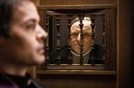 Tatort – Im Beichtstuhl: Kommissar Frank Thiel (Axel Prahl, rechts) mit Pfarrer Tobias Flügge (Nikolai Kinski, links).