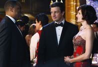 Castle – Der Bürgermeister (Joseph C. Phillips, l.) ist von Castles (Nathan Fillion, M.) Begleitung Kate (Stana Katic, r.) sofort angetan.