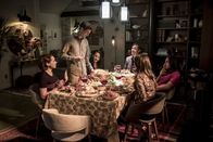 The Flash – (im Uhrzeigersinn) Nora (Jessica Parker Kennedy); Barry (Grant Gustin); Iris (Candice Patton); Sherloque (Tom Cavanagh); Cisco (Carlos Valdes); Caitlin (Danielle Panabaker)