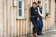 WaPo Berlin – Bewaffneter Einsatz in der Marina: Jasmin Sayed (Sesede Terziyan, li.) und Paula Sprenger (Sarina Radomski, re.) kurz vorm Zugriff