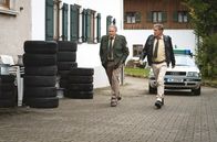 Hubert ohne Staller – Hubert (Christian Tramitz, r.) und Girwidz (Michael Brandner, l.) kommen zum Landhaus von Ferdinand Motz. Sie müssen die Nachricht von Rosalies Tod überbringen.