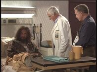 Diagnose: Mord – Landstreicher George (l.), der in einer unverständlichen Sprache spricht, weiß vielleicht etwas über den Mord. Mark (Dick Van Dyke, M.) und Dr. Mason befragen ihn, doch leider ergebnislos.