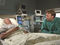 In aller Freundschaft – Otto Stein (Rolf Becker, li.) wird sich von seiner OP erholen. Martin (Bernhard Bettermann, re.) entschuldigt sich für sein unmögliches Benehmen.