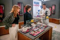 SOKO Linz – Zügig finden Joe und Ben den vermeintlichen Täter, einen jungen Familienvater. Die Spurensicherung findet eindeutige Beweise, aber der Mann beteuert seine Unschuld. Von links: Nele (Anna Hausburg) und Joe (Katharina Stemberger) stehen gemeinsam mit Spurensicherer Joseph Freund (Robert Finster)