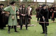 Wolf Hall – Cromwell (Mark Rylance, vorne re.) beeindruckt König Henry VIII. (Damian Lewis, 2.v.l.) beim Bogenschießen.