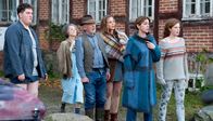 Matthiesens Töchter – Von links nach rechts: Entsetzt beobachten David (Rouven David Israel), Oma Hagemann (Hiltrud Hauschke), Onkel Gernot (Thomas Neumann), Esther (Julia Jäger), Rahel (Ulrike C. Tscharre) und Thirza (Anja Antonowicz), wie der Bankdirektor kurzen Prozess macht und den gesamten Besitz pfändet.