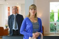 Die Rosenheim-Cops – Polizeidirektor Gert Achtziger (Alexander Duda, l.) informiert Claudia Berthold (Christiane Bärwald) über die aktuellen Entwicklungen.