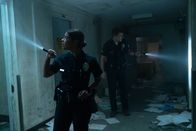 The Rookie – Bei den Dreharbeiten zu einer Dokumentation verschwindet die frühere Verlobte von Nolans Sohn, Abigail. Von links: Celina Juarez (Lisseth Chavez), Officer John Nolan (Nathan Fillion)