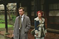 Hautnah – Durch ein schicksalhaftes Ereignis lernt der Autor Dan (Jude Law, l.) auf den Straßen Londons die junge New Yorker Stripperin Alice (Natalie Portman, r.) kennen und verliebt sich Hals über Kopf in sie - ein Verwirrspiel der Gefühle beginnt ...