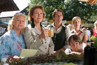 Vier Frauen und ein Todesfall – (v.li.) Maria (Brigitte Kren), Henriette (Gaby Dohm), Julie (Adele Neuhauser), Rocco (David Knöbl), Sabine (Martina Poel).
