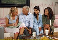 Rote Rosen – Gibt es doch eine Chance für Petras Familie? Jule (Kim-Sarah Brandts), Thomas (Gerry Hungbauer), Tanja (Anna Lena Class) und Petra (Angela Roy) in einem seltenen Moment familiärer Harmonie.