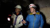 SMS - Schwanke meets Science – Prof. Michael Krautblatter (rechts) von der Technischen Universität München geleitet Karsten Schwanke in die Stollen auf 2.800 Meter Höhe, die zur Permafrostlinse der Zugspitze führen.