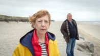 SOKO Wismar – Helene (Katharina Blaschke, l.) und Reuter (Udo Kroschwald) sind für einen Kurztrip auf Langeoog. Doch von Urlaub kann keine Rede sein. Denn auch auf der kleinen Insel ruht das Verbrechen nicht: Die Leiche eines vermisst geglaubten Mädchens taucht nach Monaten in Langeoogs Dünen auf. Können Reuter und Helene den Mörder von Ella Lüders schnappen?