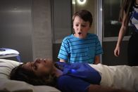 Extant – Ausgerechnet als Ethan (Pierce Gagnon, r.) seine Mutter wiederzuhaben glaubt, könnte er Molly (Halle Berry, l.) nun für immer verlieren ...