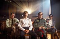 Die Spaltung der Welt – Die dokumentarische Drama-Serie "Die Spaltung der Welt" erzählt reale Schicksale während des Zweiten Weltkriegs. Wernher von Braun (Max Wagner, 2. v. l.) will zum Mond. Für die Nazis baut er stattdessen Kriegsraketen.