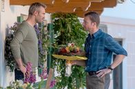 Der Bergdoktor – Hans (Heiko Ruprecht, r.) entschuldigt sich mit Blumen bei Tim (Ben Braun, l.) und Susanne für seinen Wutausbruch vom Vortag.