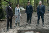 Detective Grace – DS Glenn Branson (Richie Campbell, 1.v.l.), DS Bella Moy (Laura Elphinstone, 2.v.l.), Mark Warden (Matt Stokoe, 2.v.r.) und DSI Roy Grace (John Simm, 1.v.r.) befürchten das Schlimmste für den verschwundenen Michael Neward (Tom Weston-Jones).