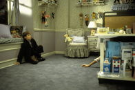 The Sixth Sense – Zu jeder Tages - und Nachtzeit suchen Verstorbene Cole (Haley Joel Osment) heim. Schon bald droht das Kind, daran zu zerbrechen ...