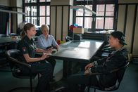 Notruf Hafenkante – Im Beisein der Schulleiterin Renate Ahlers (Heike Schroetter, M.) befragt Kim (Carolyn Genzkow, l.) den Verdächtigen Yussuf (Oskar Redfern, r.)